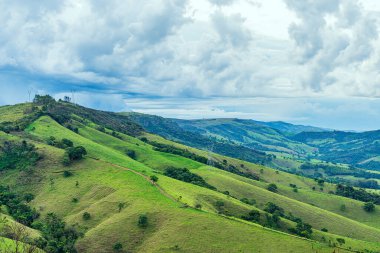 Capitolio 'da toprak yolu olan kırsal bölge - MG, Minas Gerais State, Brezilya bulutlu bir günde.