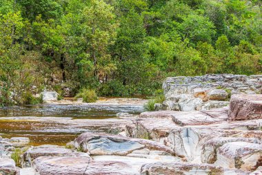 Yeşil bitki örtüsü ve tortu taşları boyunca akan sakin dere. Minas Gerais Eyaleti, Capitolio MG, Brezilya.
