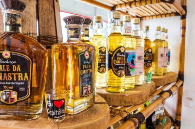 Capitolio - MG, Brezilya - 11 Aralık 2020: Emporio Canastra mağazasında satılan ünlü Brezilya alkollü Cachaca Vale da Canastra şişeleri.