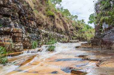 Tortul kayalardan oluşan iki kayalık duvarın arasından akan nehir. Yağmur yağdığında su başlığı yüzünden banyocular için tehlikeli bir yer, çünkü hiç kaçış bölgesi yok..