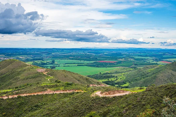 Paisaje Colinas Con Vistas Granjas Campos Caminos Tierra Colina Abajo — Foto de Stock