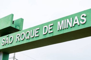 Sao Roque de Minas - MG, Brezilya - 13 Aralık 2020: Şehrin adını taşıyan yeşil totem. Şehrin girişi Vicente Picardi Caddesi 'nde..