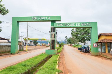 Sao Roque de Minas - MG, Brezilya - 13 Aralık 2020: Şehrin adını taşıyan yeşil totem. Şehrin girişi Vicente Picardi Caddesi 'nde..