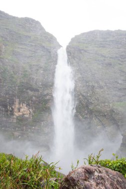 Sao Roque de Minas - MG, Brezilya - 13 Aralık 2020: Canastra Sierra Ulusal Parkı 'ndaki Casca D' anta şelalesi. 186 metre şelale, Minas Gerais eyaletinin eko turizm beldesi.
