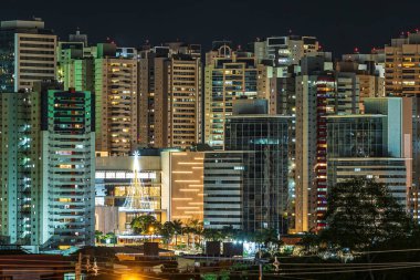 Londrina City 'deki Gleba Palhano mahallesinin gece manzarası, halkla ilişkiler, Brezilya. Ticari ve konut binalarının yoğun olduğu bir bölgede gece hayatı.