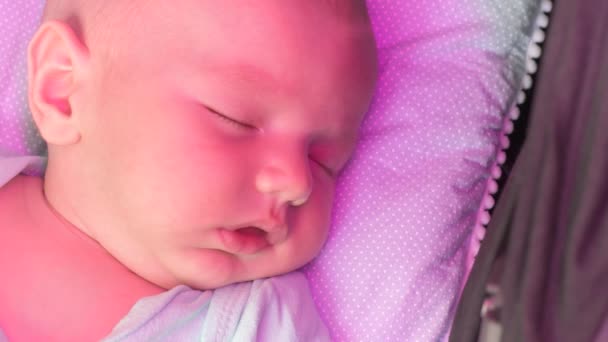 深い眠りの中で静かに眠る人生の2ヶ月目の赤ちゃん — ストック動画
