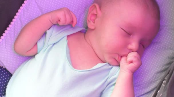Dziecko Drugim Miesiącu Życia Ssie Kciuk Podczas Snu Śpiące Dziecko — Wideo stockowe
