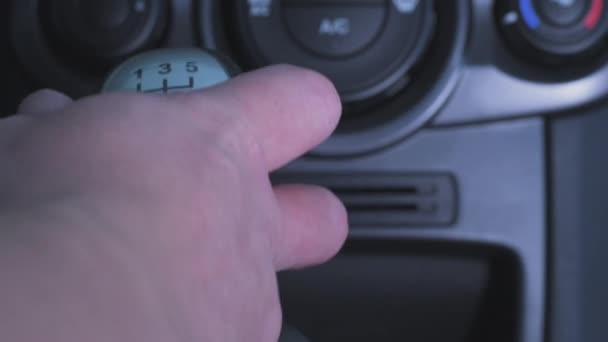 Moeite Eerste Versnelling Van Een Handmatige Auto Schakelen Transmissie Moeilijk — Stockvideo