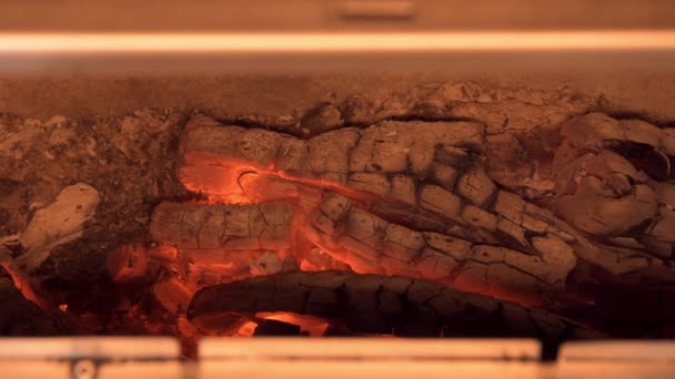 烤肉的底部燃烧着的柴火 红色的火热着 — 图库视频影像
