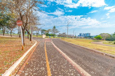 Campo Grande, MS, Brezilya - 05 Eylül 2021: Yerli Milletler Parkı 'ndaki Guarani girişinin yanında yürüyüş yolu ve bisiklet yolu.