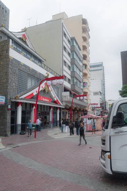 Sao Paulo SP, Brezilya - 2 Ekim 2025: Sao Paulo şehir merkezinde Japon temalı Liberdade Meydanı manzarası.