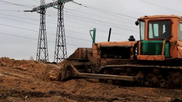 Bulldozer Está Nivelando Chão Para Construção Fundo Torre Para Fios — Vídeo de Stock