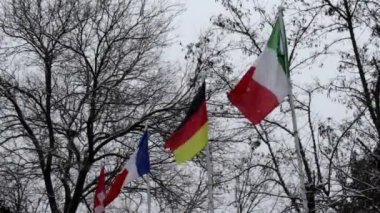 İtalya, Almanya, Fransa ve İsviçre 'nin bayrakları rüzgarda dalgalanıyor.