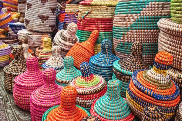 Birçok Afrika saman sepetleri bir pazar standı üzerinde, birçok renk ve dekorasyon ile
