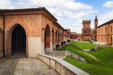 Pollenzo, İtalya - 12 Haziran 2020: 12 Haziran 2020 tarihinde İtalya 'nın Pollenzo şatosunun dış görünüşü, aynı zamanda Yavaş Gıda hareketi tarafından kurulan gastronomik bilimler üniversitesi,