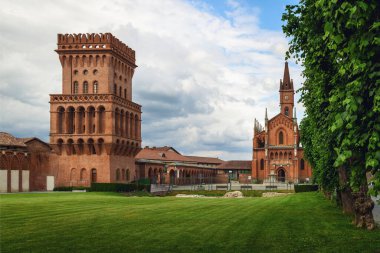 Pollenzo, İtalya - 12 Haziran 2020: 12 Haziran 2020 tarihinde İtalya 'nın Pollenzo şatosunun dış görünüşü, aynı zamanda Yavaş Gıda hareketi tarafından kurulan gastronomik bilimler üniversitesi,