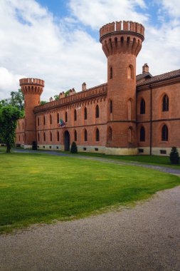 Pollenzo, İtalya - 12 Haziran 2020: 12 Haziran 2020 tarihinde İtalya 'nın Pollenzo şatosunun dış görünüşü, aynı zamanda Yavaş Gıda hareketi tarafından kurulan gastronomik bilimler üniversitesi,