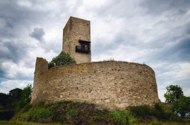 Colmar ve Keysersberg (Fransa) yakınlarındaki Alsace 'de ünlü şarap üretim köyü Katzenthal bağındaki eski terk edilmiş şato Chateau de Wineck' in sarmaşıkları arasında yaz manzarası)