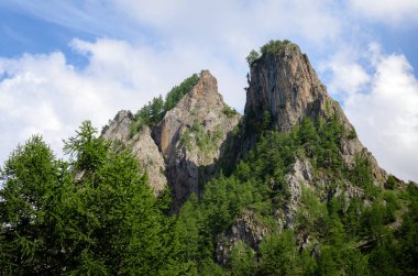 Maira Vadisi 'ndeki Colle delle Muine yolu üzerindeki dağ sıraları ve ormanlar, İtalya' nın Piedmont Alpleri 'ndeki güzel manzaralar.