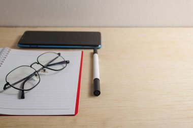 Not Defteri, Gözlük, Akıllı Telefon ve Kalem Tahta Yüzey, İş ve Eğitim Konsepti Geçmişi