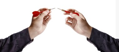 Dart tutan eller, neredeyse dokunan uçlar, çatışmayı ya da mücadeleyi simgeliyor. Spor ve İş Konsepti. İzole edilmiş arka plan. Yüksek kalite fotoğraf