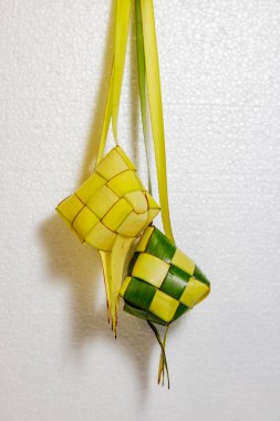 Geleneksel Ketupat Dekorasyonları. İslam Festivali elemanları. Geleneksel el yapımı ketupat. Ramazan kutlamaları. Yüksek kalite fotoğraf
