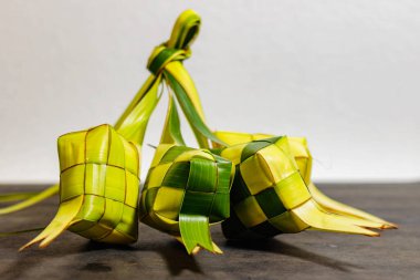 Geleneksel Ketupat Palmiye Yaprağı Pirinç Kekleri. Geleneksel Asya yemekleri. İslam Festivali elemanları. Ramazan Mutfağı. Yüksek kalite fotoğraf