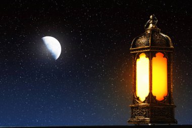 Yıldızlı Gece Gökyüzünde Parlayan Ramazan Feneri ve Hilal Ay. Mübarek ve Kareem için İslami Tebrik Arkaplanı. Yüksek kalite fotoğraf