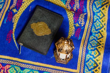 Kutsal Kur 'an kitabı ve geleneksel Ramazan Feneri Mavi Dua Halı Düz Yerde. İslami Bayram Ramazan Kareem ve Bayram Mübarek 'i selamlıyor. Yüksek kalite fotoğraf