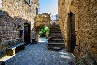 Merdivenleri ve kırsal binaları olan eski bir taş sokak, zamansız mimari ve miras tasarımı sergileniyor. Seyahat, tarih ve kültür kavramları için ideal..