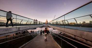 Londra, İngiltere, Birleşik Krallık 02 Ekim 2022: Millennium Köprüsü, Thames Nehri boyunca tarihi ve çağdaş Londra 'nın karışımını yansıtan St Pauls Katedrali' ne doğru güçlü bir görsel eksen oluşturdu..