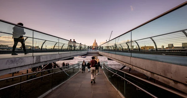 Londra, İngiltere, Birleşik Krallık 02 Ekim 2022: Millennium Köprüsü, Thames Nehri boyunca tarihi ve çağdaş Londra 'nın karışımını yansıtan St Pauls Katedrali' ne doğru güçlü bir görsel eksen oluşturdu..