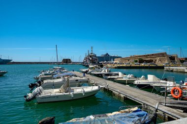 Civitavecchia, İtalya 25 Ağustos 2024: Açık liman denize açılırken, İtalya 'yı Akdeniz' e bağlayan bir seyahat merkezi olarak Civitavecchia 'nın önemini göstermektedir..