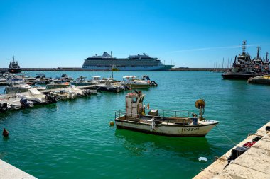 Civitavecchia, İtalya, 25 Ağustos 2024: Civitavecchia limanına manzaralı bir bakış, İtalya ile deniz arasındaki bir geçit olarak rolünü vurguluyor.