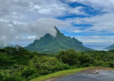 Rotui Dağı, Belvedere Gözcüleri 'nden görüldü, Cook Körfezi' nin sağında ve Opunohu Körfezi 'nin solunda, Moorea, Tahiti