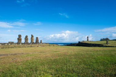 Tahai Tören Köyü 'ndeki Moai heykelleri, Rapa Nui Ulusal Parkı, Kasım 2025