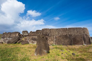 Sadece başı görünen Ahu Vinapu Moai heykeli, 1 numara. Harabelerin taş işi, Paskalya Adası, Kasım 2025