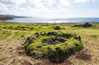 Ahu Vinapu Moai heykeli, sadece yüzü görünen, kıyı manzaralı, Paskalya Adası, Kasım 2025