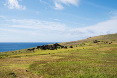 Ahu Vinapu 'nun panoramik manzarası, Rapa Nui Ulusal Parkı, Paskalya Adası, Kasım 2025