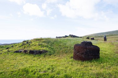 Afu-Vinapu 'nun Pukao' su, arkasında dişi bir moai ve Site No. 2, Paskalya Adası, Kasım 2025