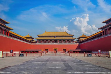 Pekin 'deki Yasak Şehir' in Meridyen Kapısı manzarası ikonik kırmızı duvarlarını ve altın çatılarını Çin İmparatorluğu mimarisinin sembolleri olarak gösteriyor..