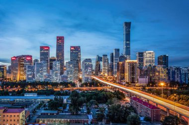 Pekin merkez ticaret bölgesi geceleri gökdelenler, aydınlatılmış yollar ve şehir ışıkları ile çağdaş bir şehir manzarasını gösteriyor..