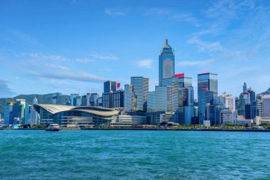 Güneşli bir günde, Kongre ve Sergi Merkezi ve modern gökdelenlerle Victoria Limanı 'nda Hong Kong gökdelenleri yükseliyor..