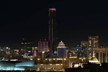 Astana 'nın gece panoramik silueti Orta Asya' nın en yükseği olan Abu Dabi Plaza 'yı ve Pekin Sarayı Soluxe Oteli' nin geleneksel Çin pagoda tarzı çatısını Talan Kuleleri ile birlikte gösteriyor..