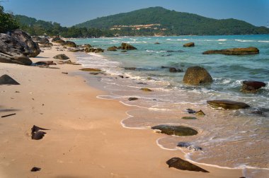 Ong Lang Plajı, Vietnam: Sakin Mavi Okyanuslu Güneşli Tropikal Sahil