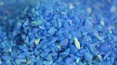 Sürekli akan parlak mavi kristaller parıldayan bir yığın oluşturarak sürekli bir akarsuya dökülüyor. Işıl ışıl doku ve zengin renk, lüks, mineral kaynak, enerji, uyuşturucu, görsel arkaplan ile ilgili konular için ideal büyüleyici bir soyut sahne yaratır.