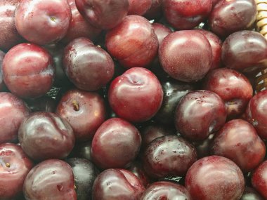 Yüksek açılı, tepeden tırnağa taze kiraz yığını. Bu ekran görüntüsü, meyvenin canlı kırmızı rengini ve parlak dokusunu vurgular. Bu da onu yemek arkaplanı veya sağlıklı beslenme kavramları için mükemmel kılar..