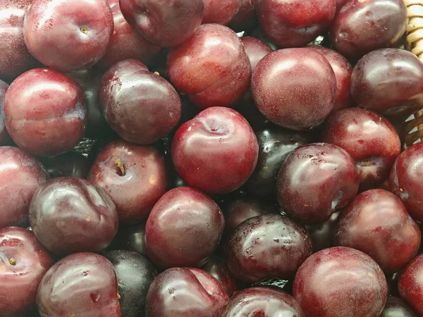 Yüksek açılı, tepeden tırnağa taze kiraz yığını. Bu ekran görüntüsü, meyvenin canlı kırmızı rengini ve parlak dokusunu vurgular. Bu da onu yemek arkaplanı veya sağlıklı beslenme kavramları için mükemmel kılar..