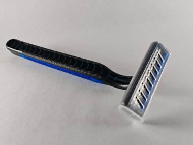 Erkeklerin tıraş olması ve sakal taraması için yüksek kaliteli siyah plastik ve metal elle tıraş makinesi. Stüdyonun yakın çekim stüdyosu birden fazla bıçaklı, ticari kullanım için temiz beyaz bir arka planda izole