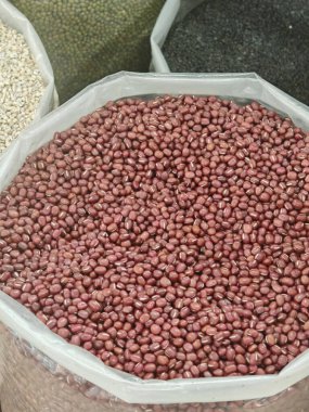 Mor, mavi, pembe ve altın tonlarında yumuşak, bulanık ışık çemberleri (bokeh) içeren canlı bir soyut arkaplan.